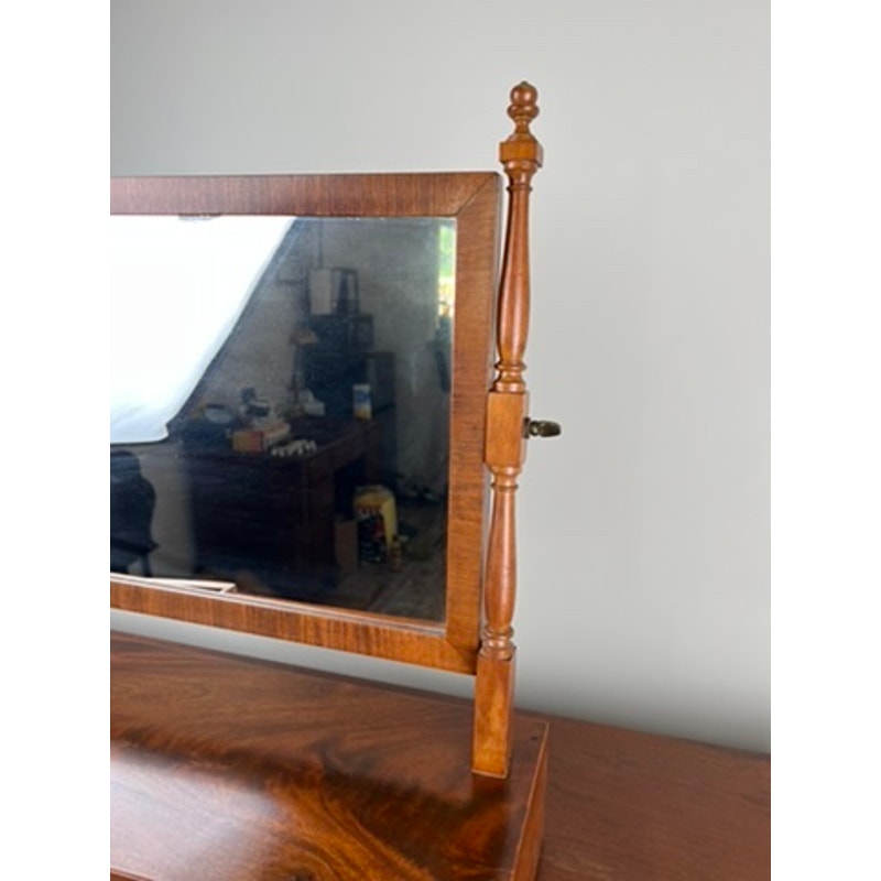 Side view of Federal period shaving mirror with mahogany case