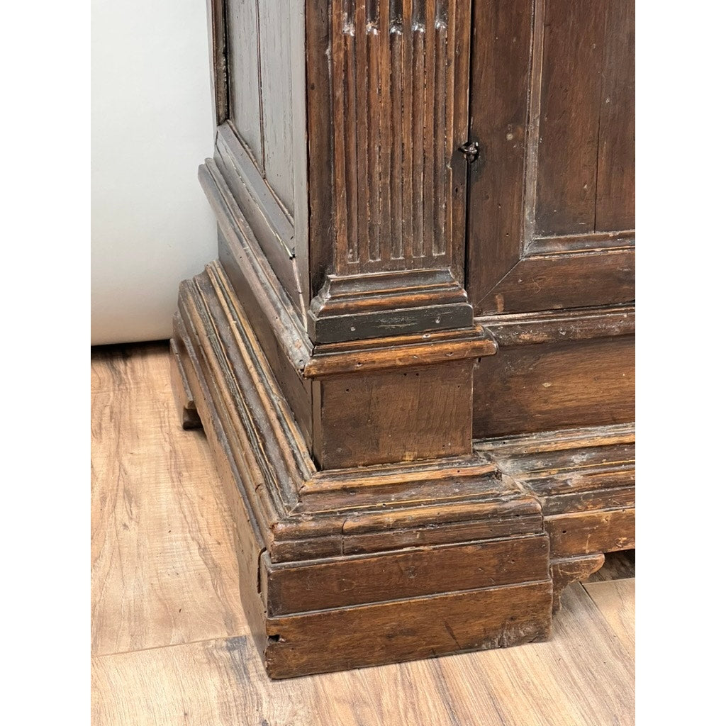 Antique Late 17th/Early 18th Century Italian Renaissance Walnut Credenza