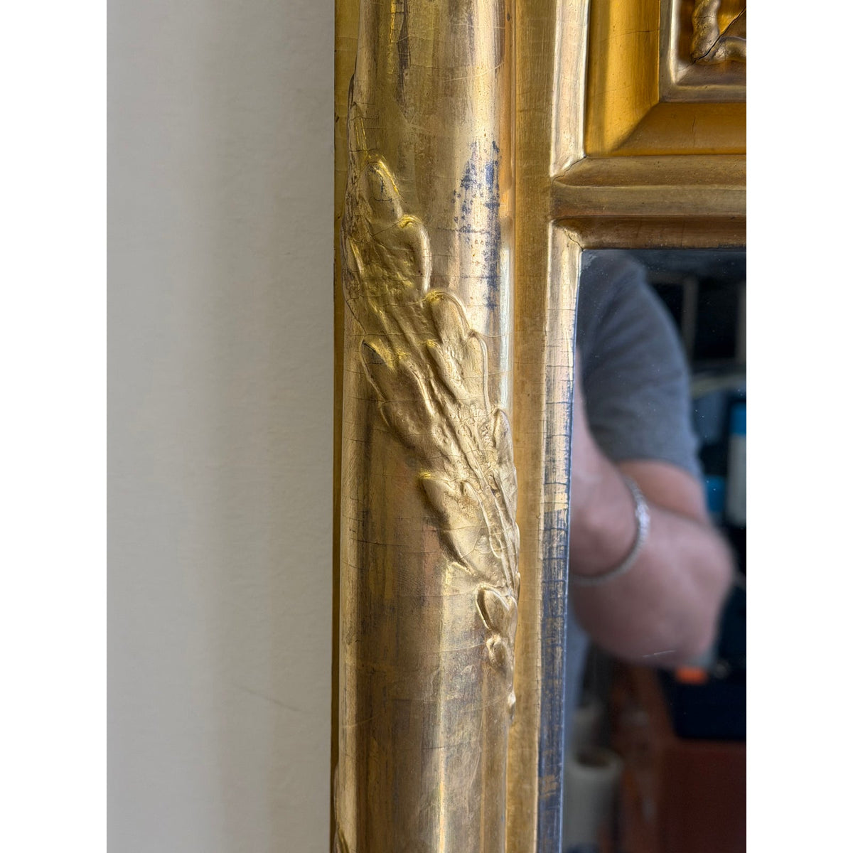 A close-up of an American Federal Giltwood Two-Plate Looking Glass, probably Massachusetts, circa 1810–1830, featuring an early 19th-century giltwood mirror frame with intricate carved leaf detailing.