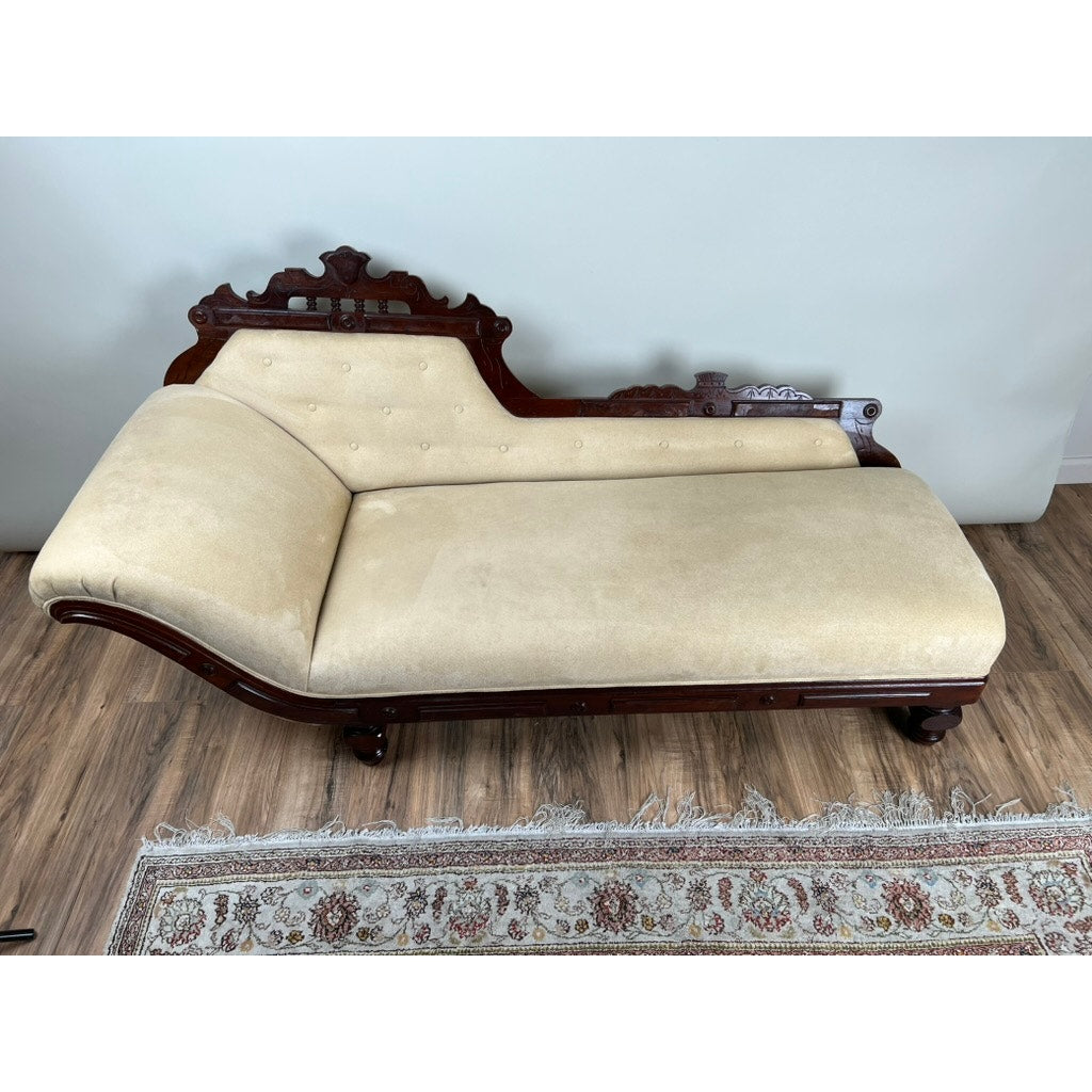Late 19th century Victorian fainting couch in walnut with carved details