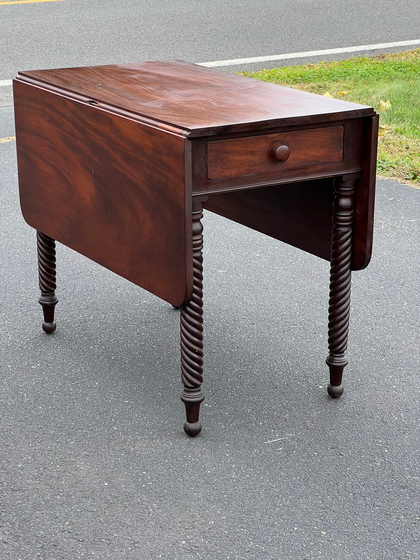 Antique Federal Solid Mahogany Dropleaf Table c. 1820