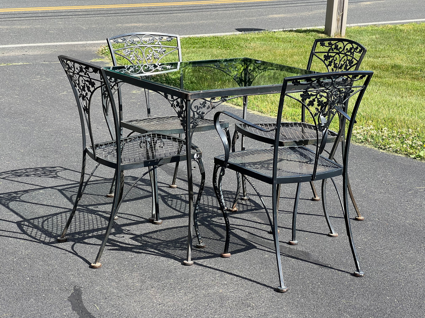 Vintage Woodard Hollywood Regency Floral Motif Iron Outdoor Garden Set