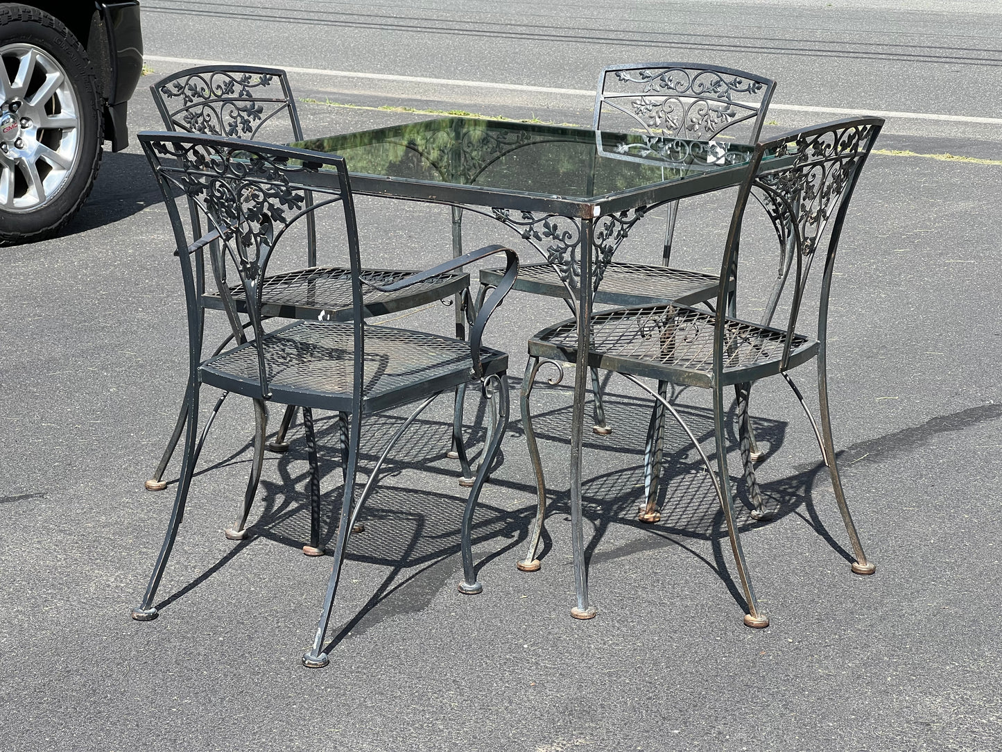 Vintage Woodard Hollywood Regency Floral Motif Iron Outdoor Garden Set