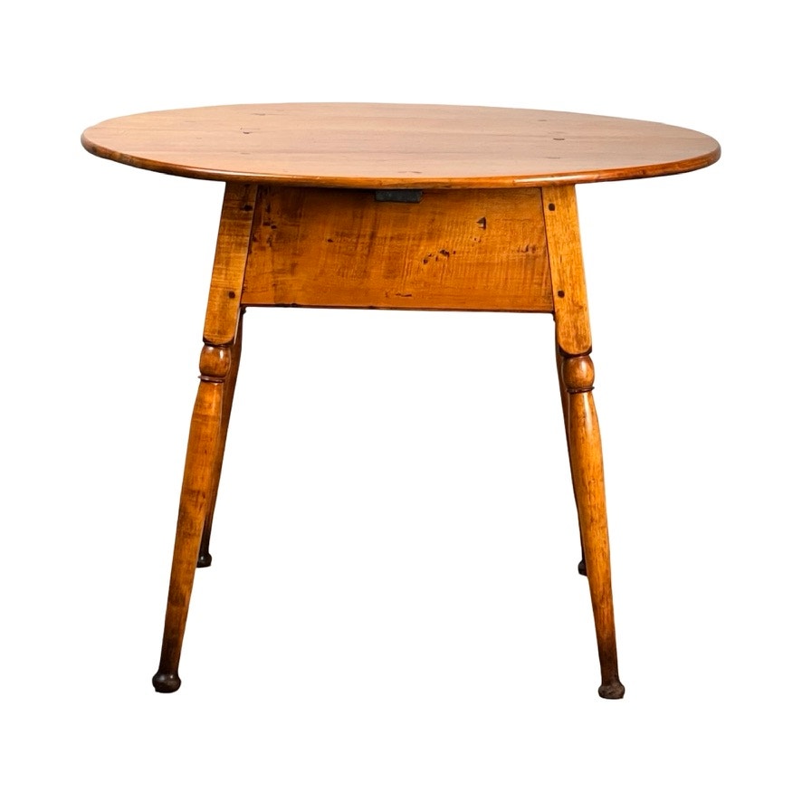 Antique American Queen Anne Maple Tavern Table, New England, Circa 1760–1790. Features a round solid maple top, simple apron, and four turned legs. The warm finish and visible grain evoke early New England style and timeless appeal.