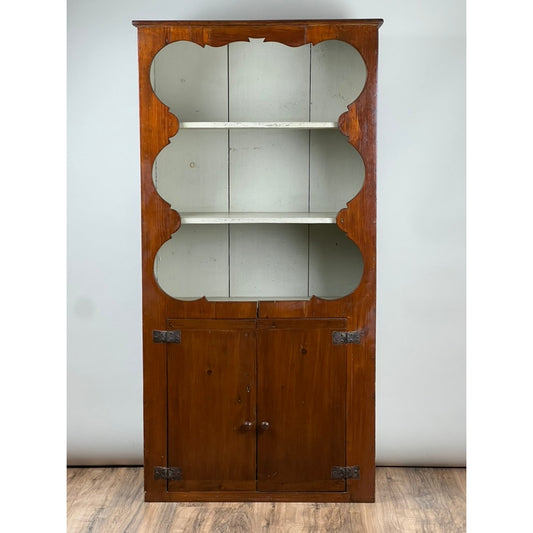 Antique Mid Atlantic country pine cupboard, early 19th century, rustic antique storage.