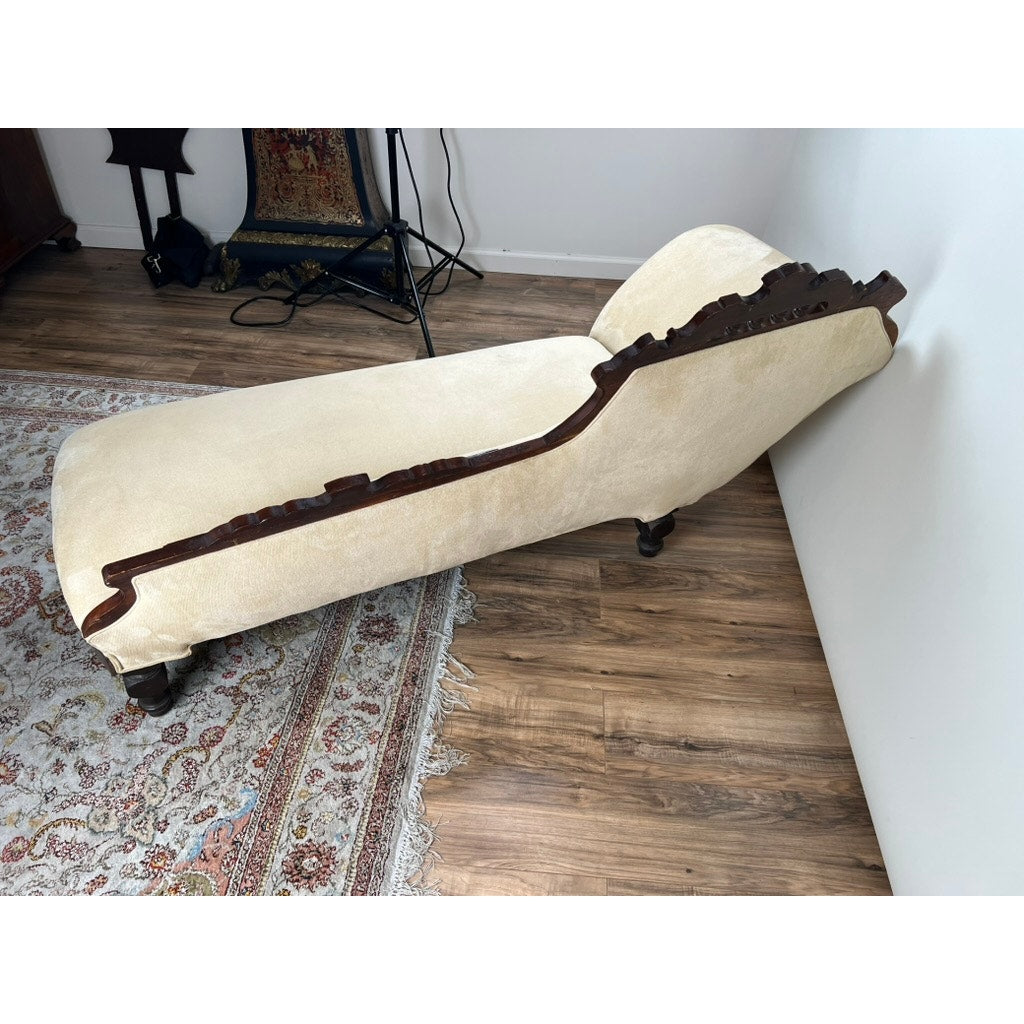 Late 19th century Victorian fainting couch in walnut with carved details